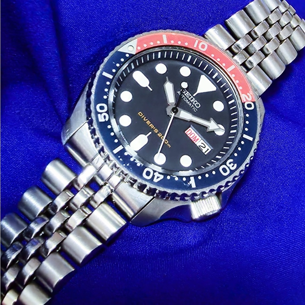 Seiko Scuba Diver Automatic Day Date Men's Watch
Working and keeping time